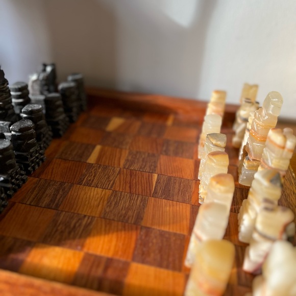 stunning vintage stone chess set and solid wood chess board - Picture 4 of 11